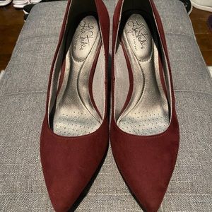 Life stride Flex faux suede heels. Size 8.5
